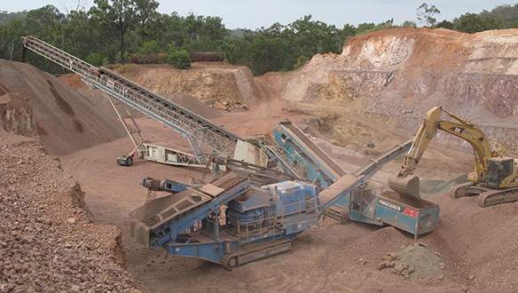 Conveyor stockpiling from mobile crushing and screening plant